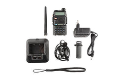 Baofeng UV-5R radio med pakkeindhold vist på gulv