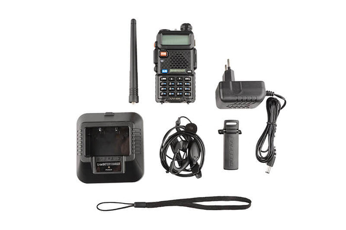 Baofeng UV-5R radio med pakkeindhold vist på gulv