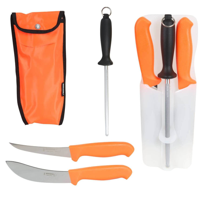 Morakniv Jagtsæt, Orange med to knive og en sliber vist i et sæt.